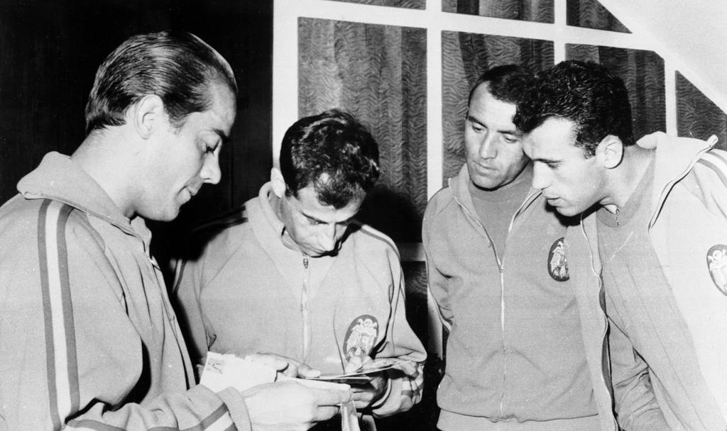 Luis Suarez, Joaquin Peiro, Luis Del Sol e Amancio nel ritiro della Spagna a Santiago de Compostela nel giugno &#39;66 (Ap)